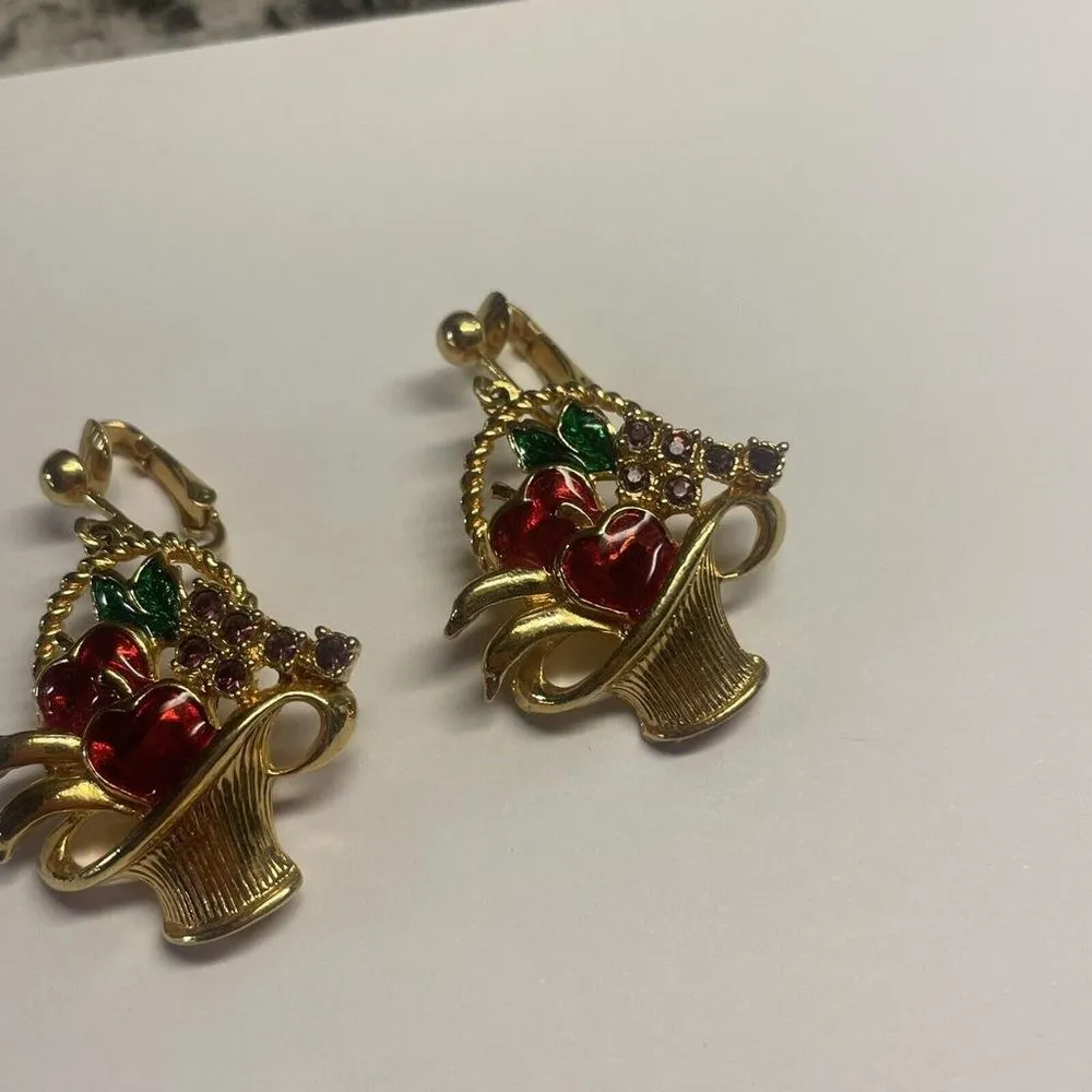 Signed AVON Enamel Red Heart Basket Purple Grapes Green Leaf Clip - Image 2