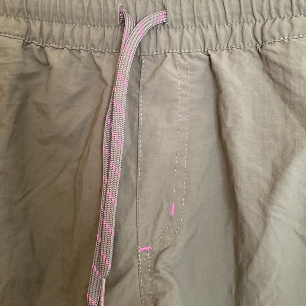 Columbia Omni block color olive & pink shorts size large - Image 2