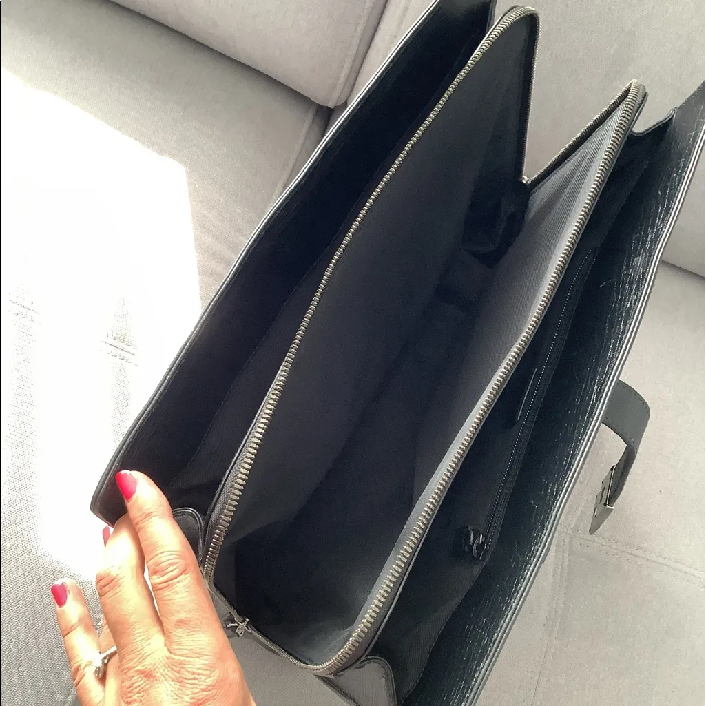 Unisex authentic GUCCI business bag -large 🖤🤍🖤 - Image 5