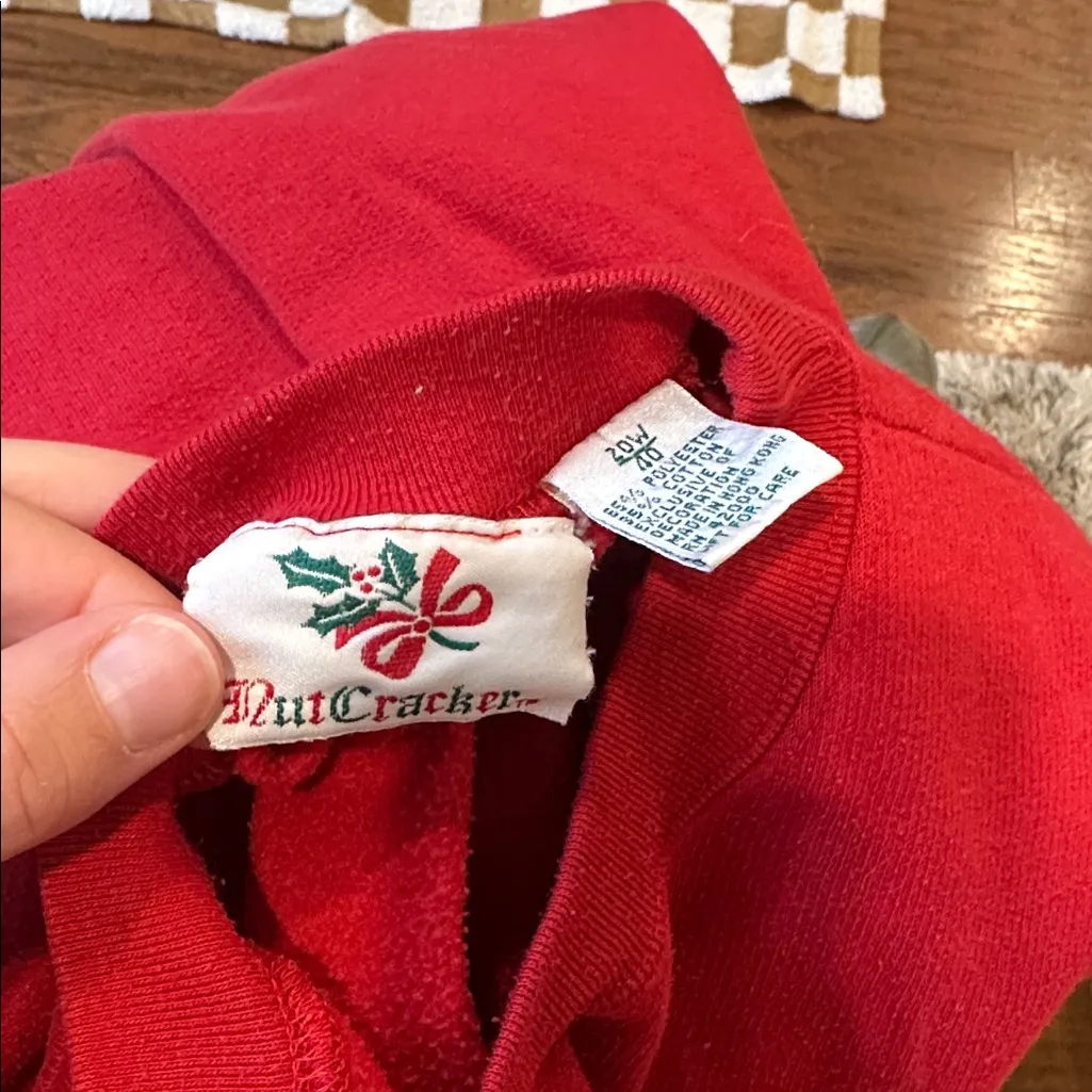 Vintage Red Holiday Sweatshirt with Gift Design Size M - Image 4