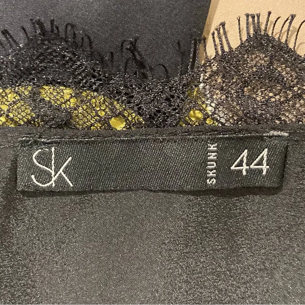 Skunkfunk mod print black orange yellow lace trim silk mini dress with v - Image 8