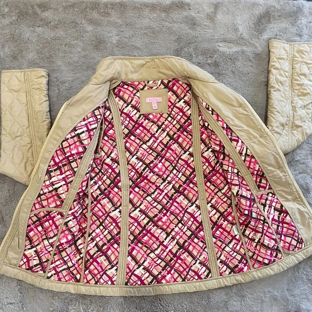 Lilly Pulitzer Beige Tan Quilted Belted Barn Jacket Size 4 winter preppy classic - Image 2