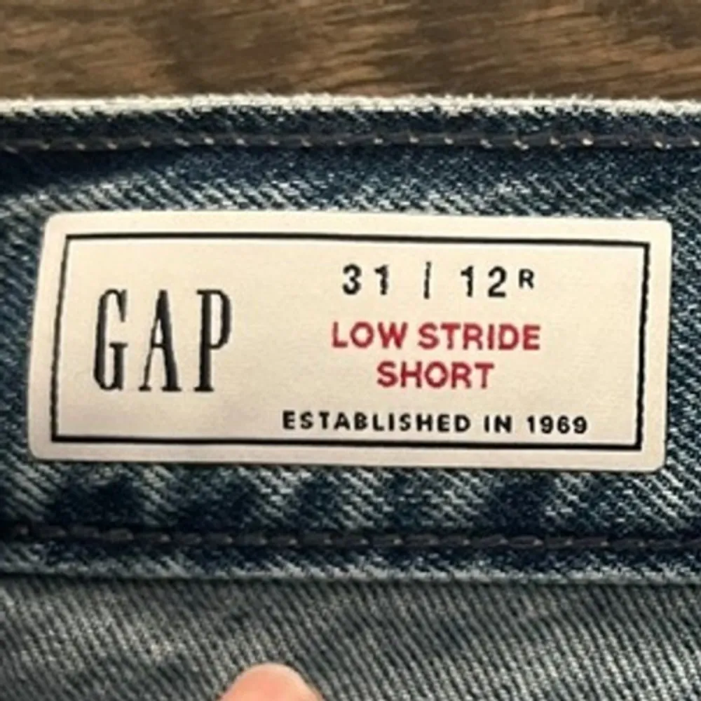 GAP Low Stride Denim Shorts Frayed Hem Distressed Blue Jean Shorts Size 31 NWT - Image 3