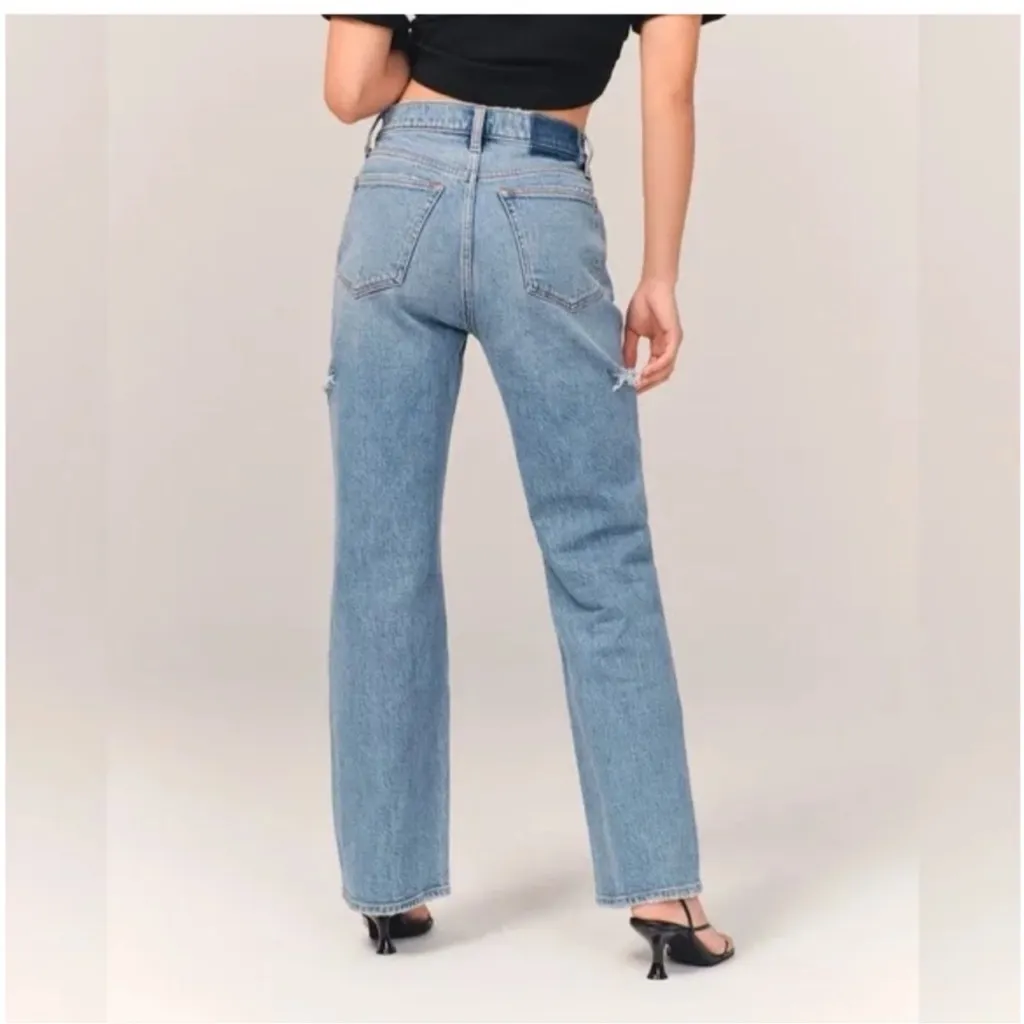 NWT Abercrombie & Fitch Curve Love Low Rise 90s
Baggy Jean in Medium Destroy - Image 3