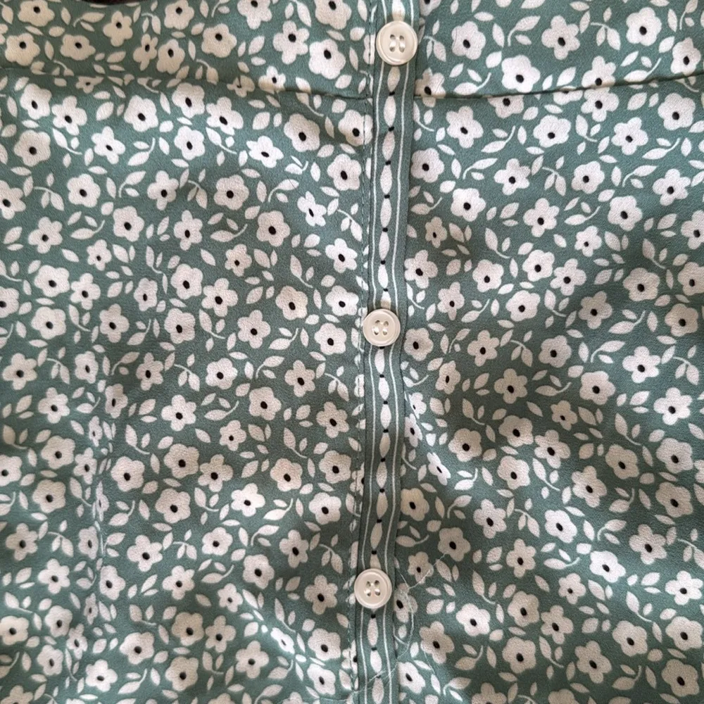 Max Studio Women's Poly Crepe Maxi Skirt with Buttons size large green floral - Image 6