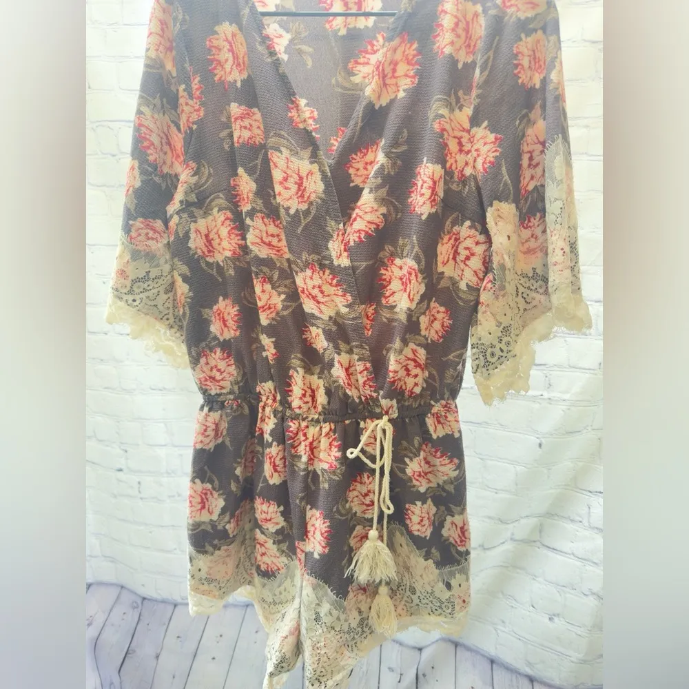 Umgee Floral Romper Size Medium lace trim romantic - Image 4