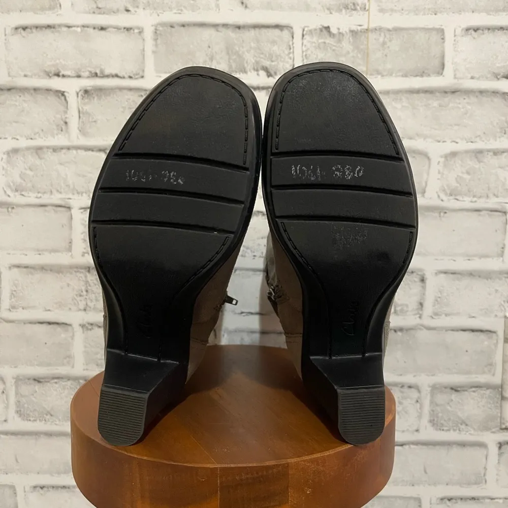 Women’s Clarks gray suede bendable Dream Moto fur booties boots fashion 6.5 - Image 4