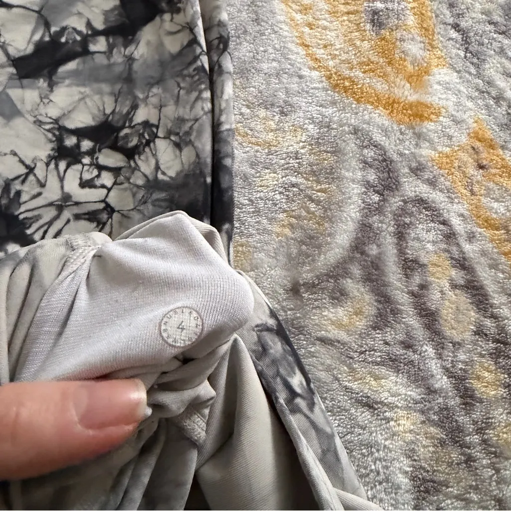 Lululemon Wunder Under Luxtreme 25"
Dual Shibori Antique White Cement Grey - Image 4