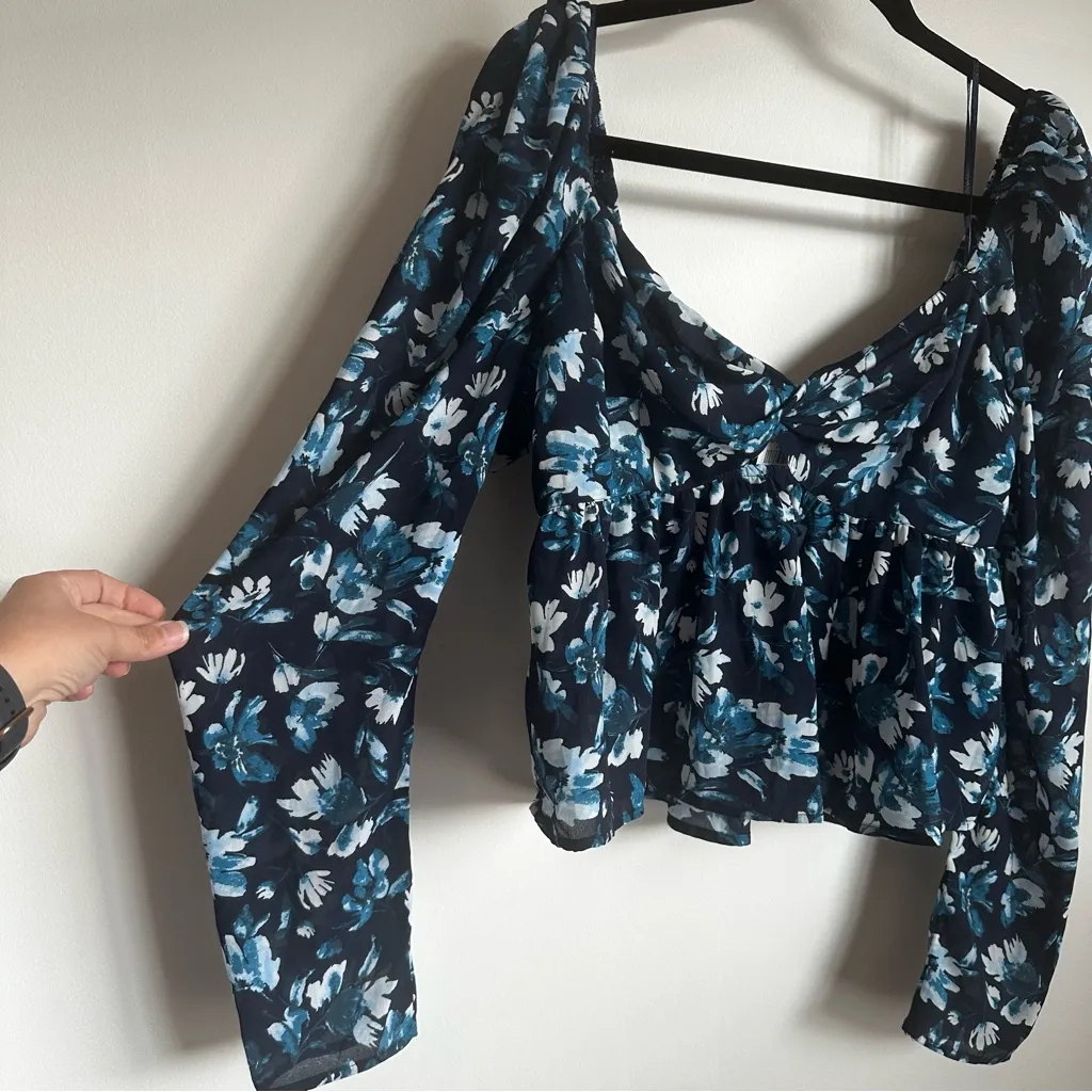 NWT Abercrombie & Fitch Blouse Women’s size Medium black blue floral smocked top - Image 5