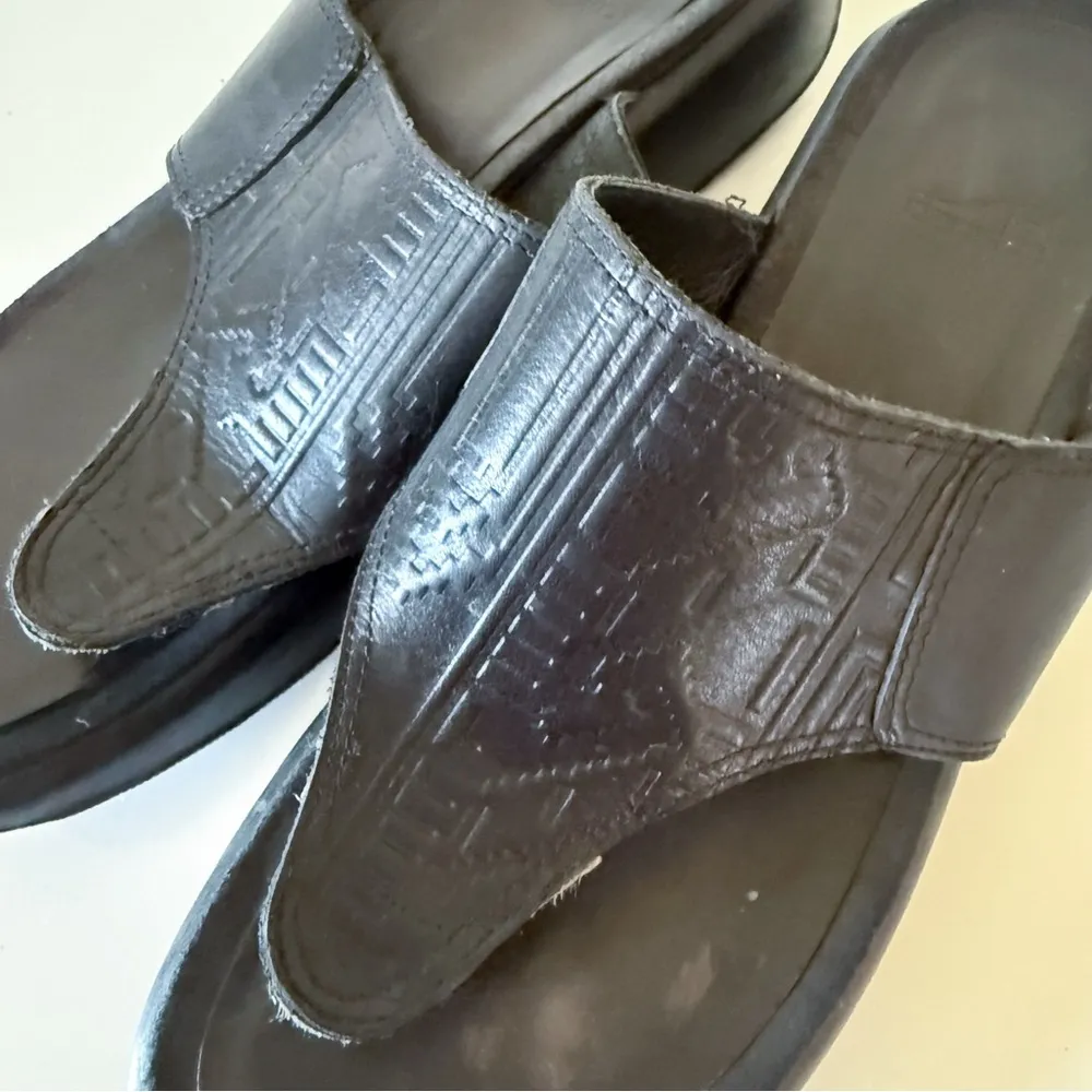 Dansko Tooled Leather Sandals Black Thong Platform  Made in Portugal SZ 41 - Image 7