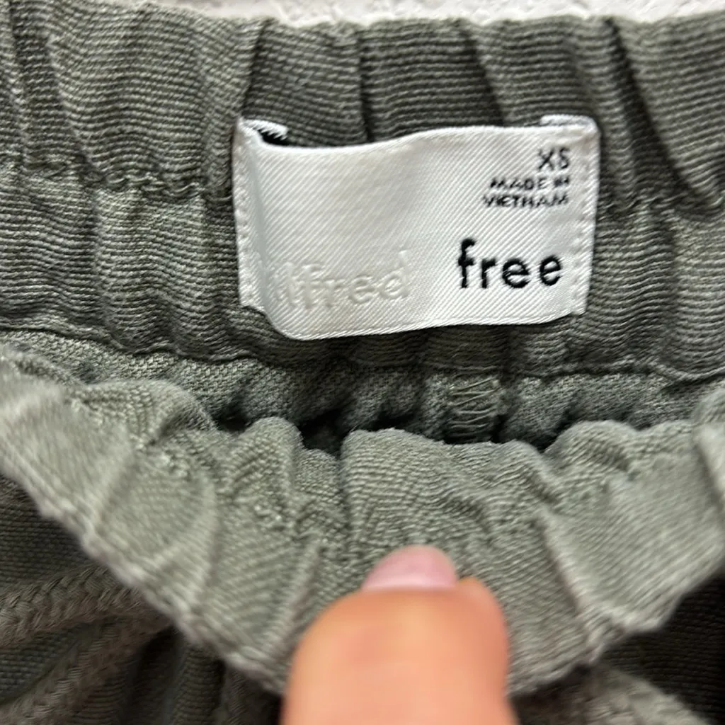 Wilfred Free Linen Blend Shorts in Army Green XS Aritzia - Image 2