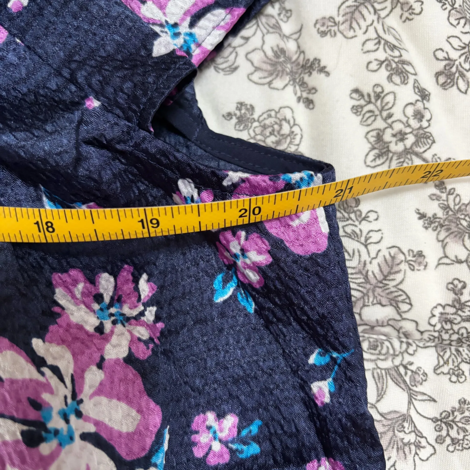 Draper James Flutter Sleeve Navy and Pink Floral Blouse Size Small NWT - Image 5