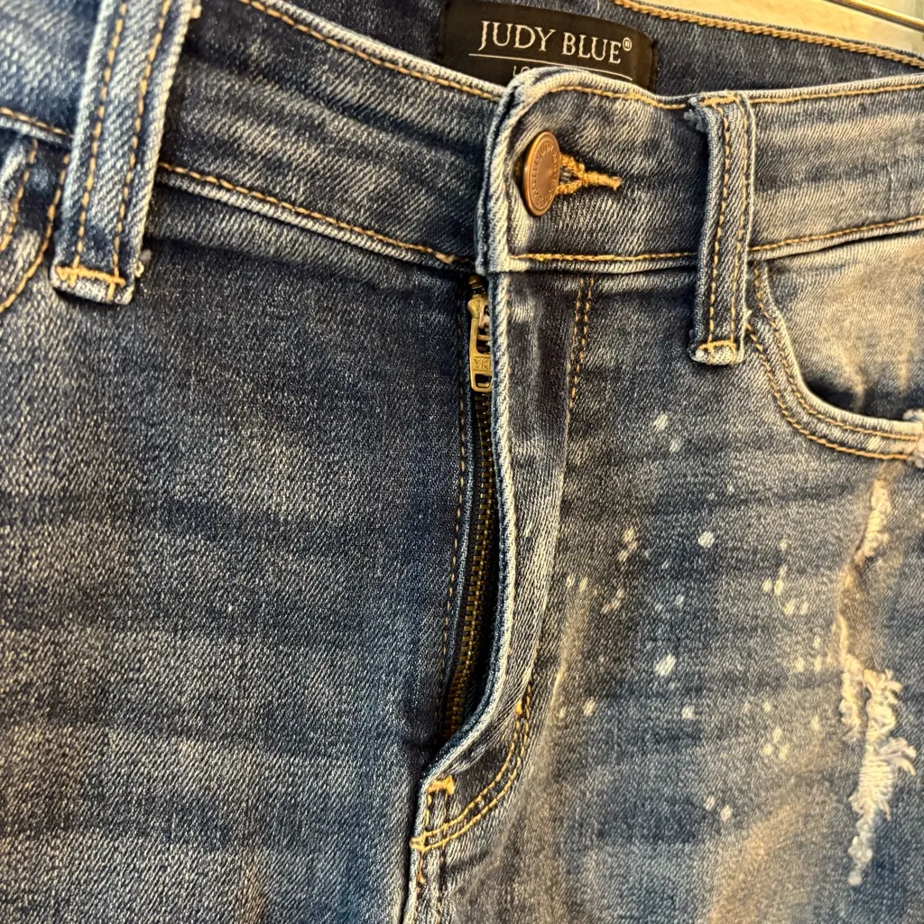 Judy Blue Bleach Splatter Distressed Raw Hem Denim Shorts Size Medium - Image 4