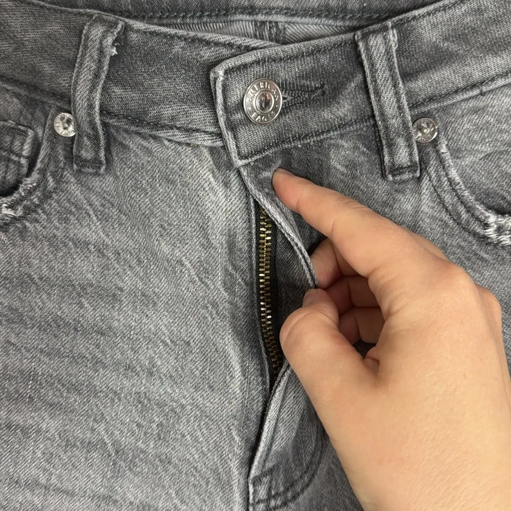 American Eagle Gray Distressed Mom Ankle Cropped Faded Jeans Size 2 short - Image 6