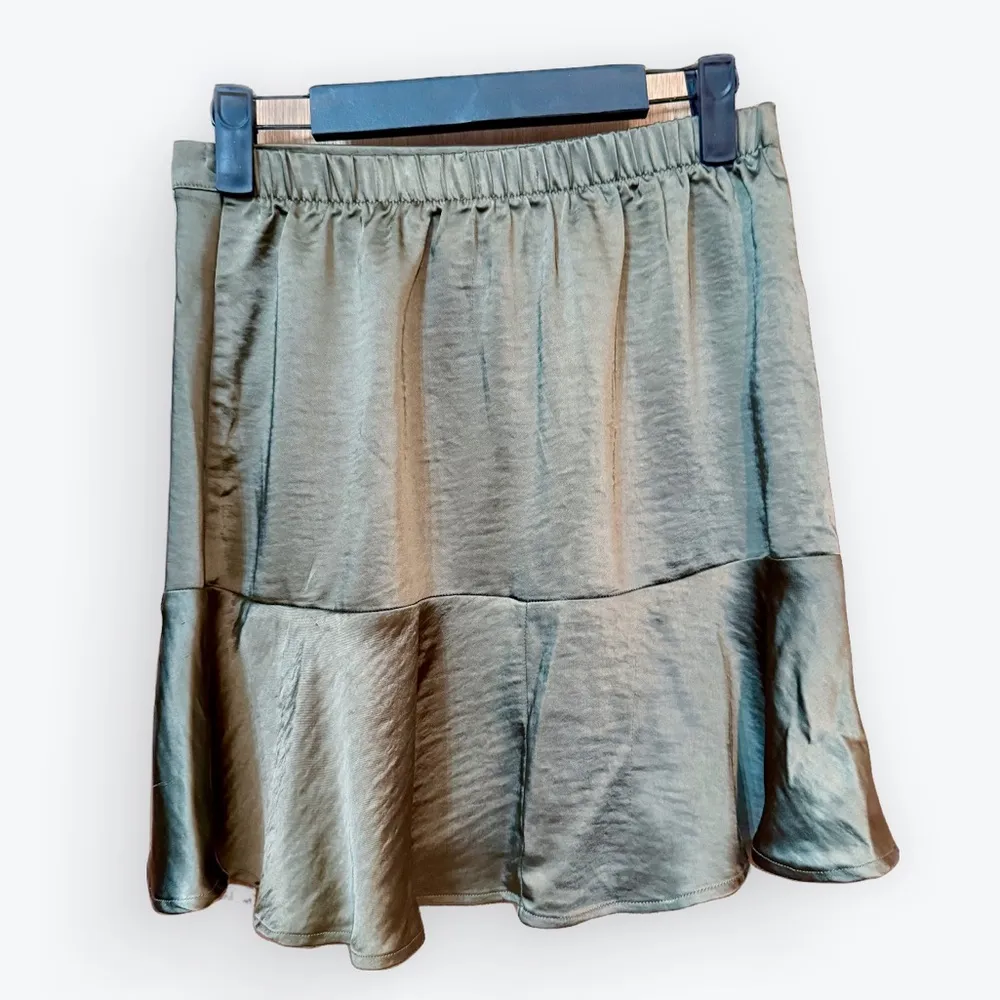 Bar III Satiny Army Green Mini Trumpet Skirt Size XS - Image 2