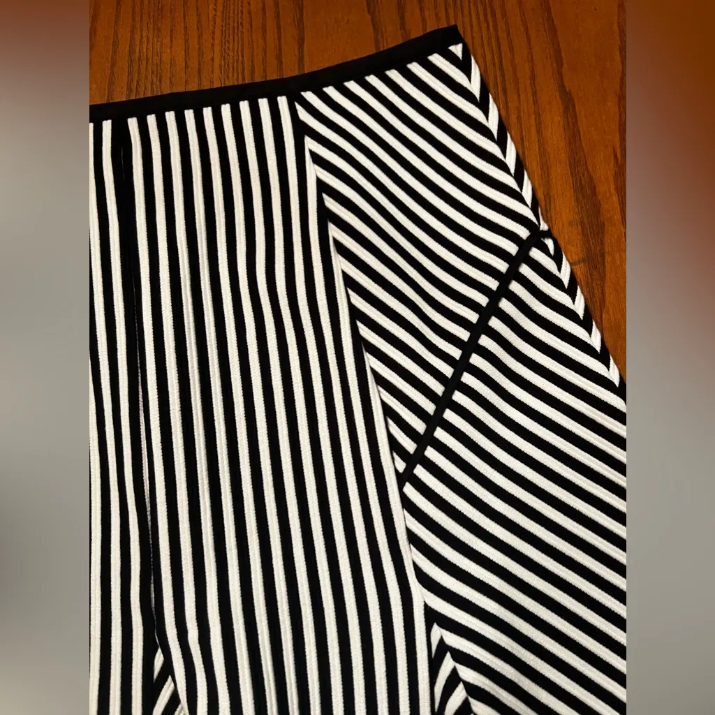 Banana Republic Black‎ & White Stripe Banded Waist Fluted Skirt Size 0 Petite - Image 15