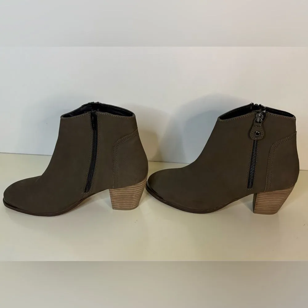 NWO Box Diba Womens Taupe Sequoia Suede Leather Block Heel Booties Size 8.5 Brown - Image 3