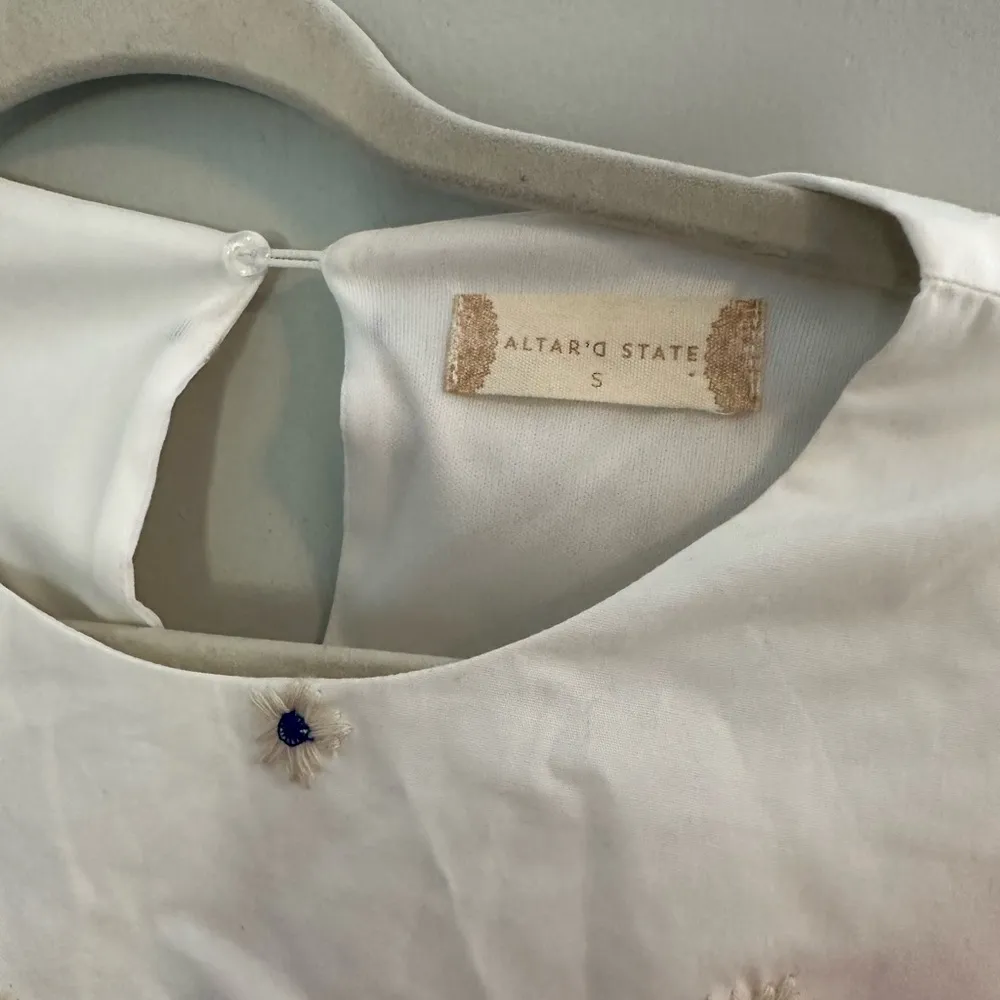 Altar’d State White Puff Sleeve Embroidered Floral Cut Out Back Crop Top // S - Image 5