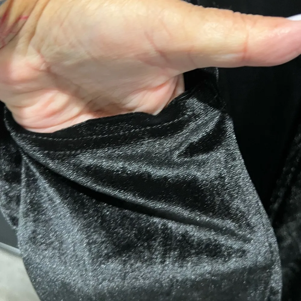 Elegant Black Velvet Luxe Women's Robe Size 2XL - Image 2