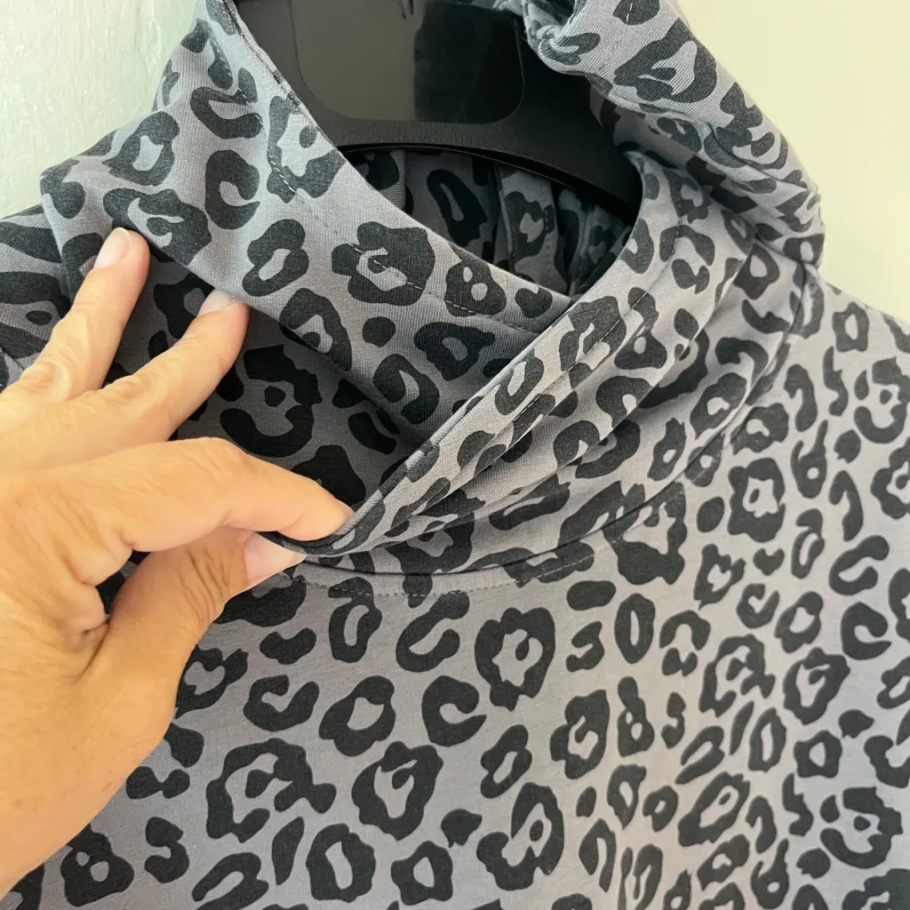 Sundays Sz M Grey Cropped Pullover Sweatshirt Hoodie Animal Print - Image 2