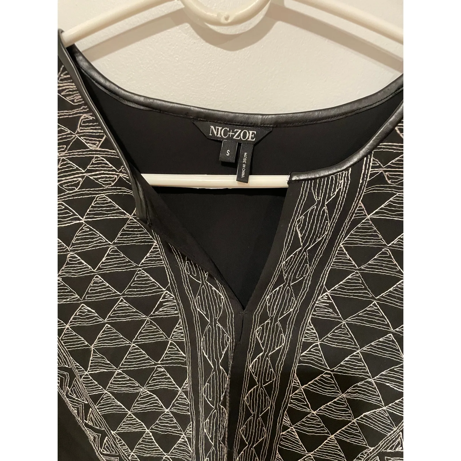 Nic + Zoe black bell sleeve vneck top size small - Image 5