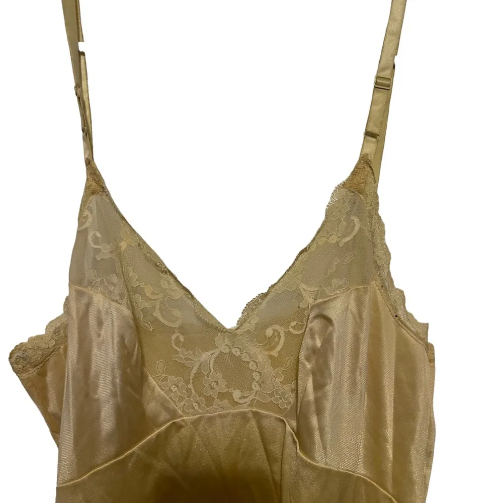 Vanity Fair Cream Nylon Lacy Bust and Extender Hem size 34 - Image 2