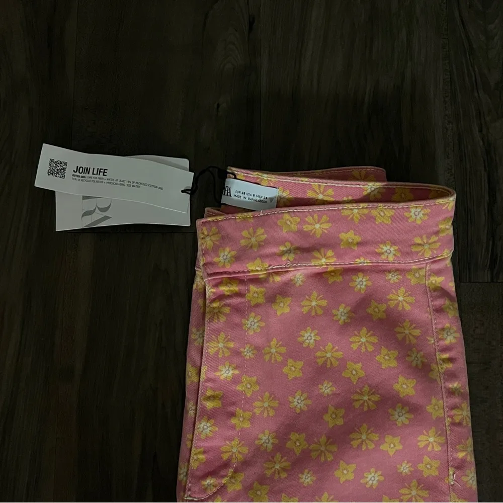 NWT-  Floral print cropped open hem jeans - Image 6