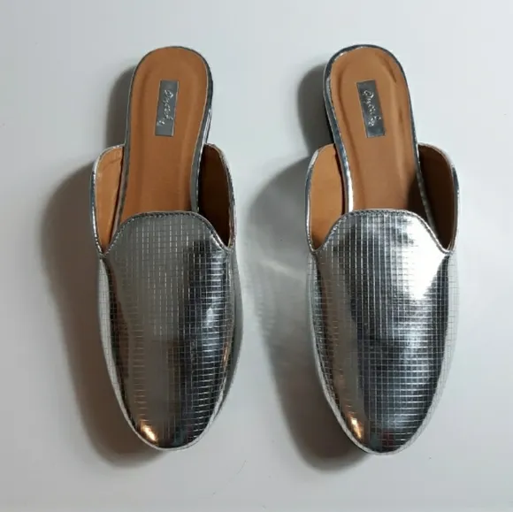 Qupid Flat Shoes Women's Size 6.5 Silver Slip On - Image 2