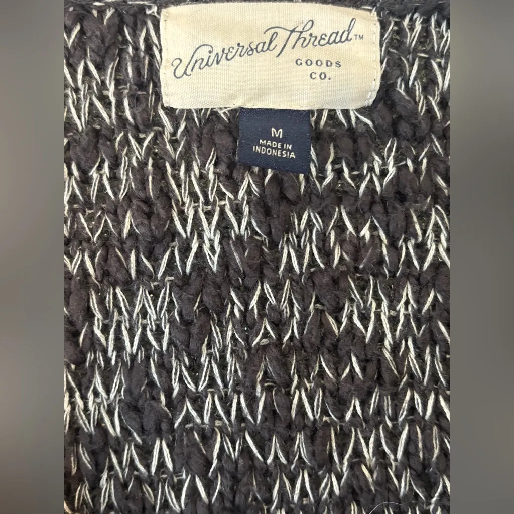 Universal Thread size m sweater - Image 2