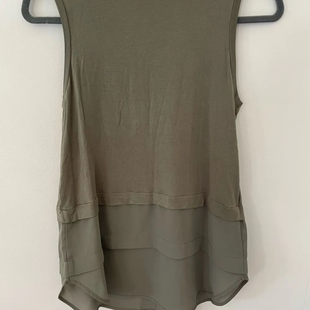 Michael kors sleeveless shirt in army green, mostly made of polyester NWOT small - Image 6