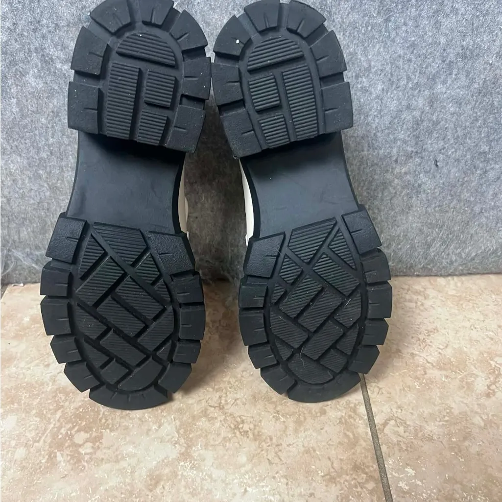 Madden girl Woman Size 6.5 Elegant Cream chunky Loafers with Gold Chain Details - Image 3