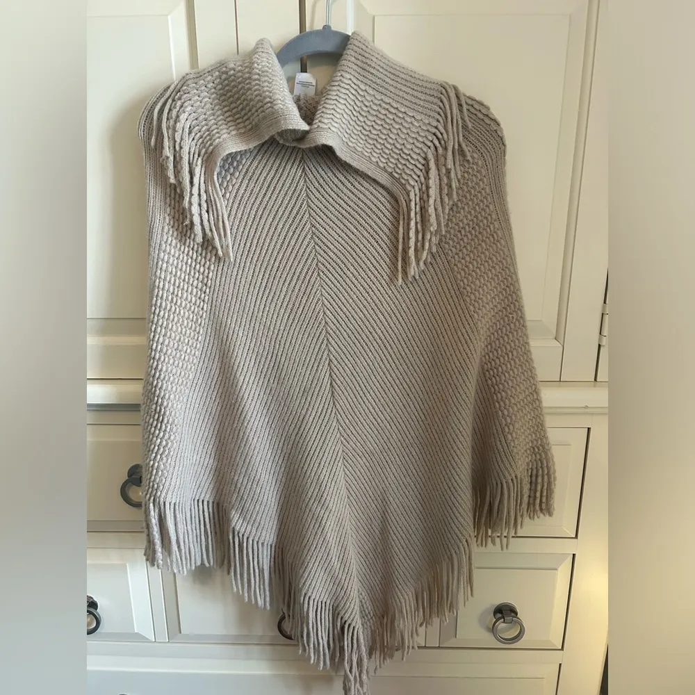 Poncho/sweater Tan Size undefined - Image 3