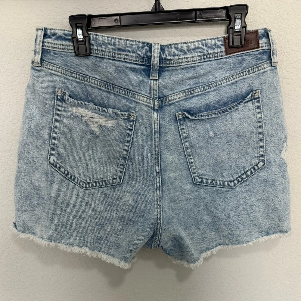 Hollister Curvy Ultra High-Rise Mom Jean Shorts 3” Light Wash Distressed Size 31 - Image 6