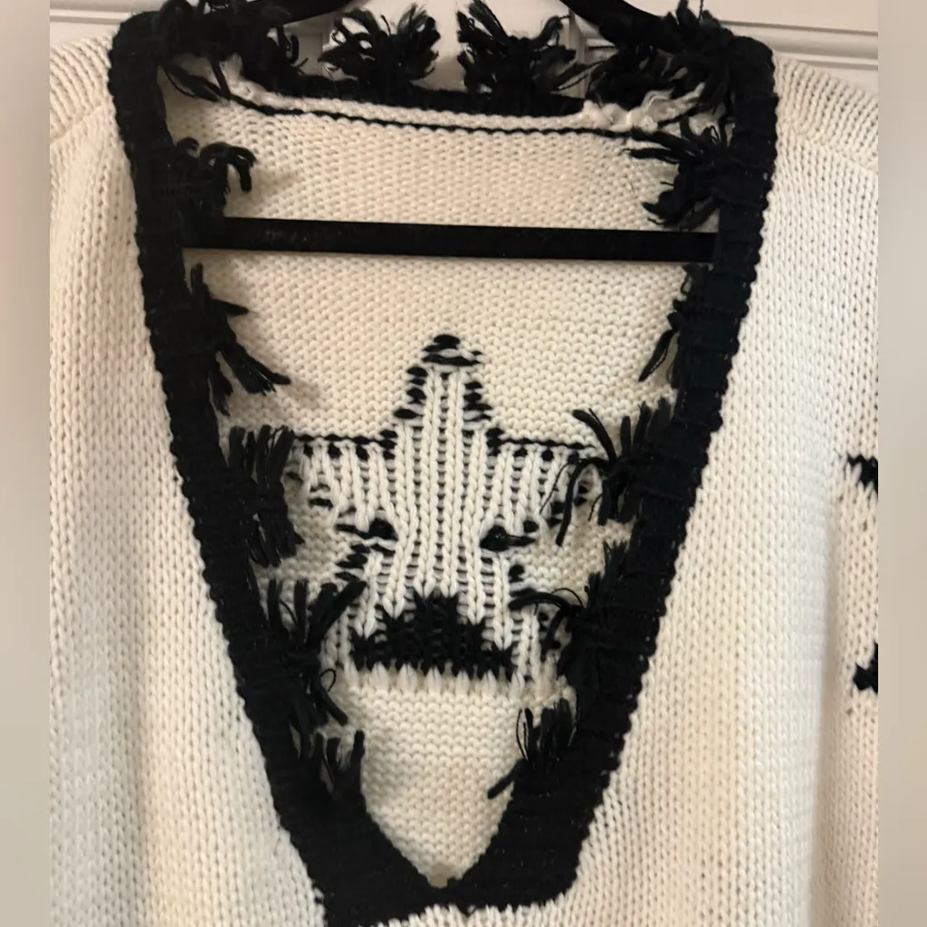 Distressed hem star print pullover sweater in ivory & black medium cropped - Image 9