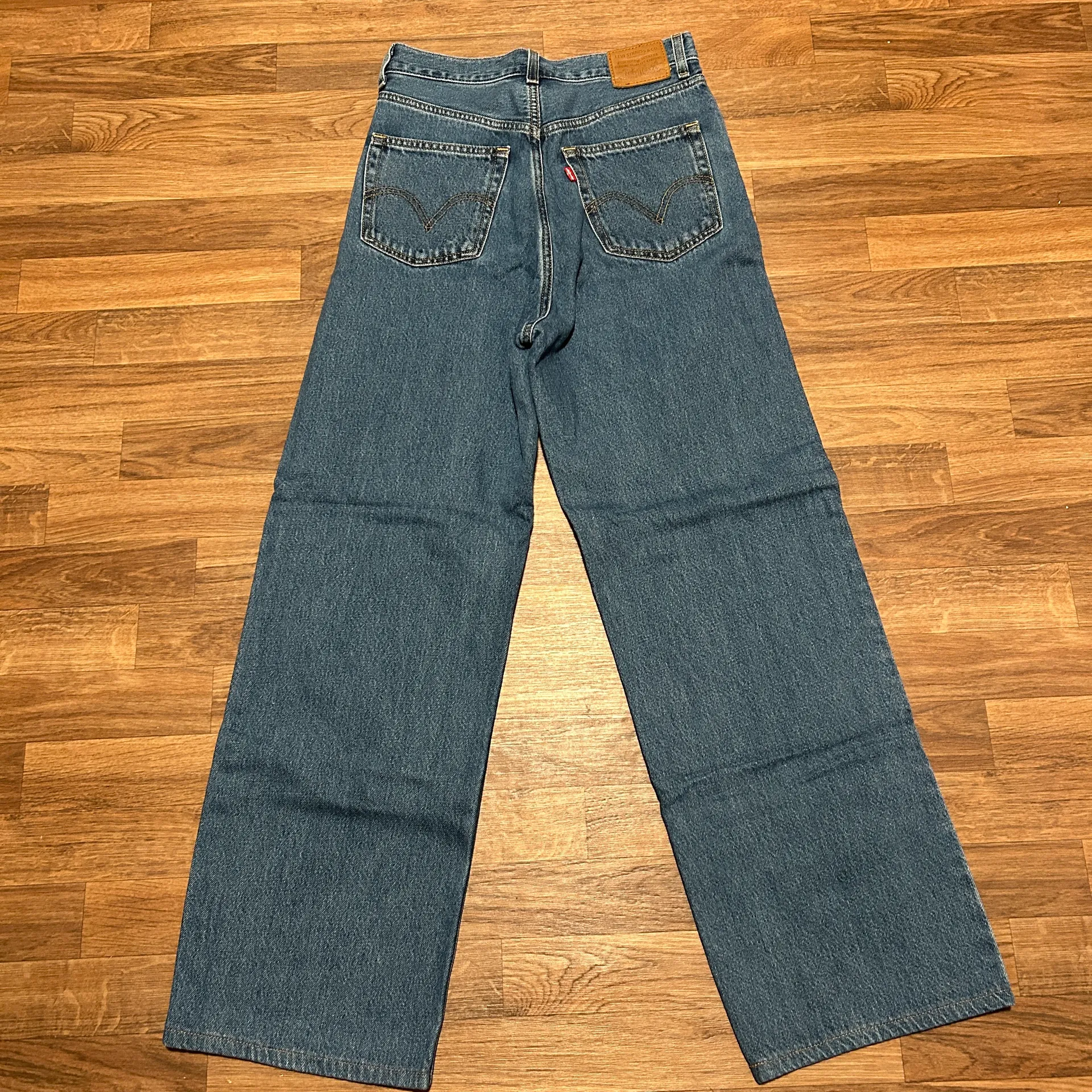 Levi’s High Loose Jeans in medium wash - Image 2