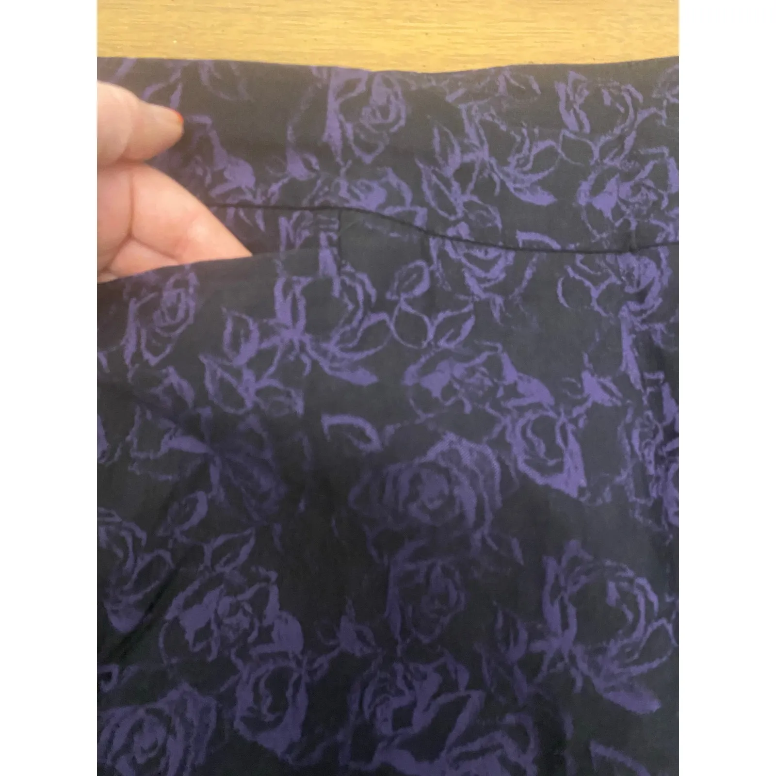 NWT Chicos Brigitte Slim Leg Ankle Pants Purple Black Rose Print Pockets 2R (12) - Image 4