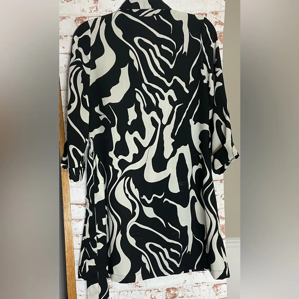 Sincerely Jules Monochrome Patterned Tie Dress Black - Image 4