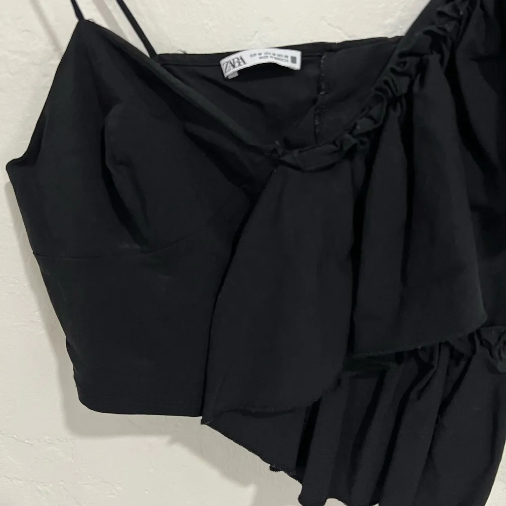 Zara Black Ruffled Asymmetrical Cropped Tank Top Size Medium - Image 6