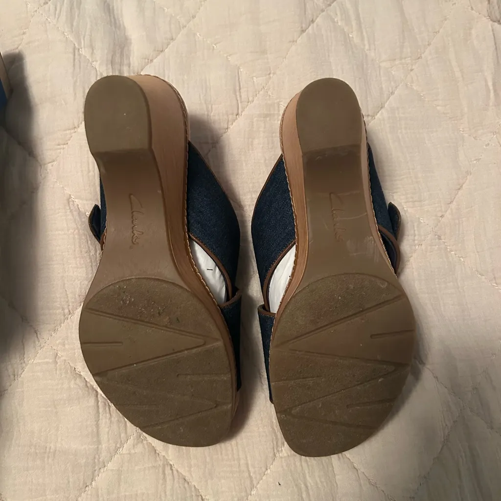 Stylish Clark’s Denim and Brown Wedge Sandals - Image 4