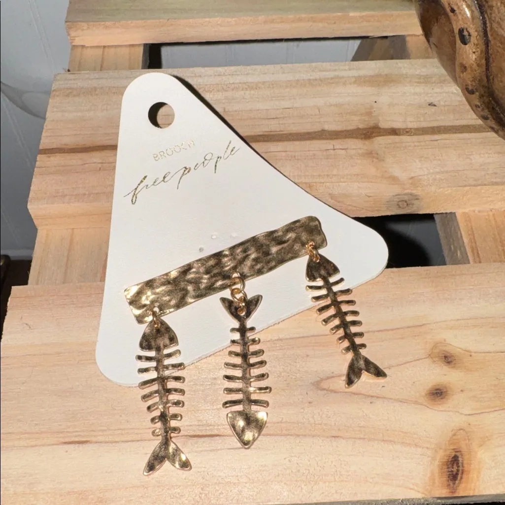 Free People Fish Outta Water Brooch Gold Tone Dangle Pin NEW - Image 2