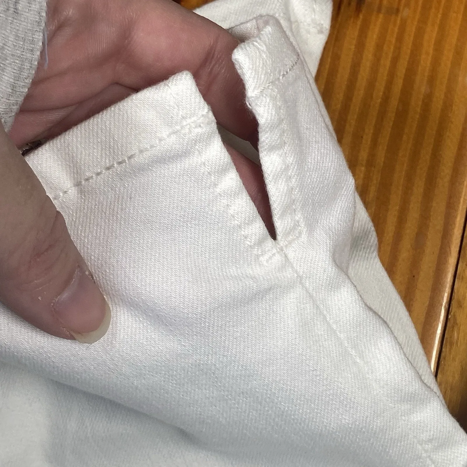 St. John's Bay Capri Pants Womens 10 White Easy Fit Through Hip & Thigh NEW - Image 4