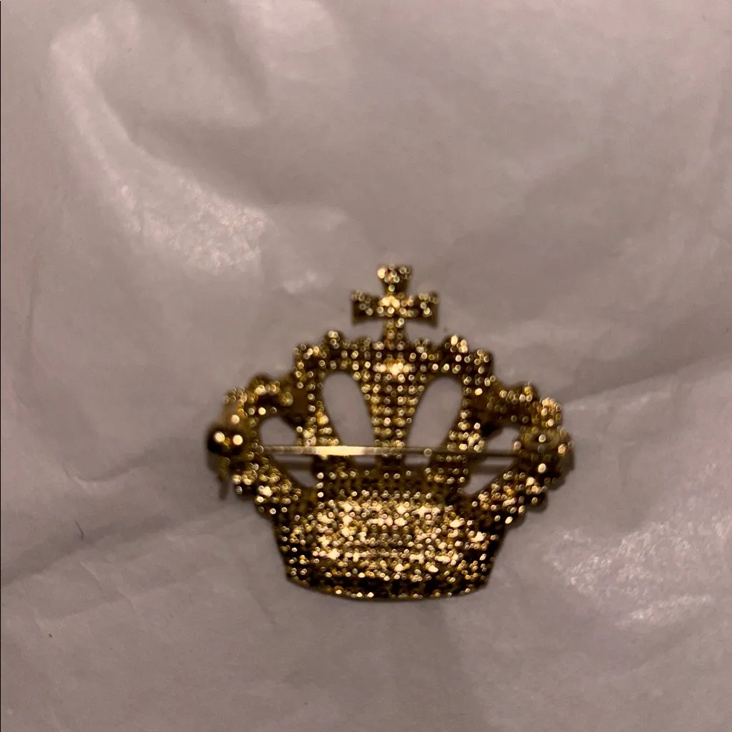 GOLD TONED CROWN BROOCH WITH RHINESTONES 1.5” IN SIZE NO BRAND REGAL AND GRAND - Image 5