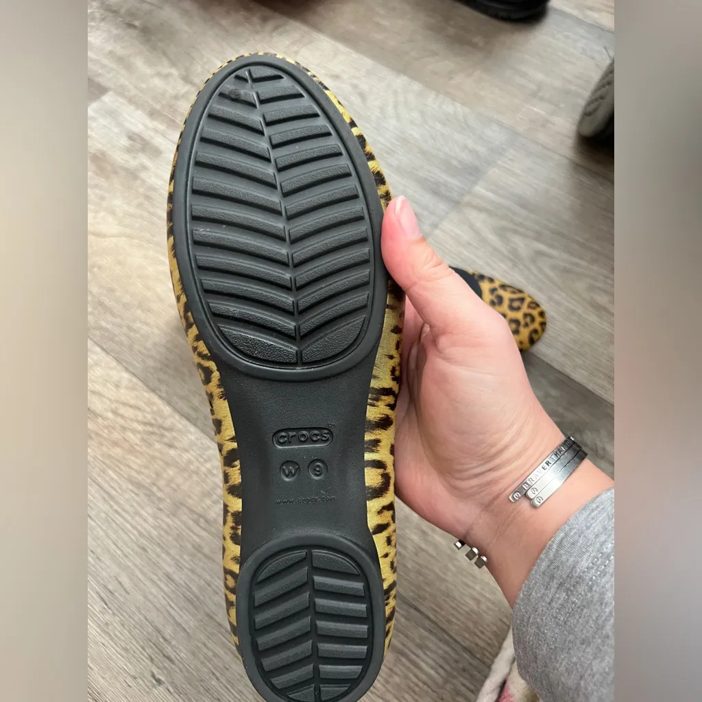 Crocs Women's Leopard Print Flats size 9 - Image 7