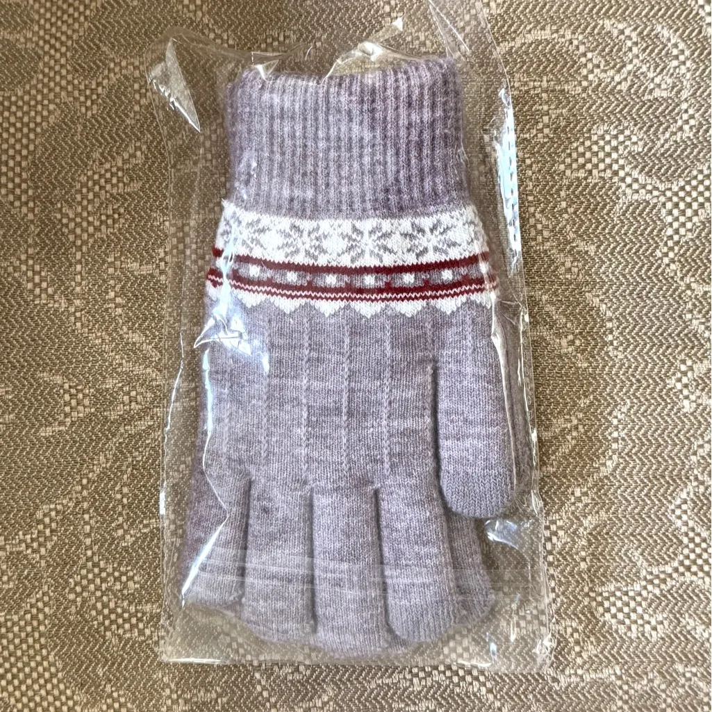 Knit Gloves Gray with Red and White Fair Isle Snowflake Pattern New - Image 6
