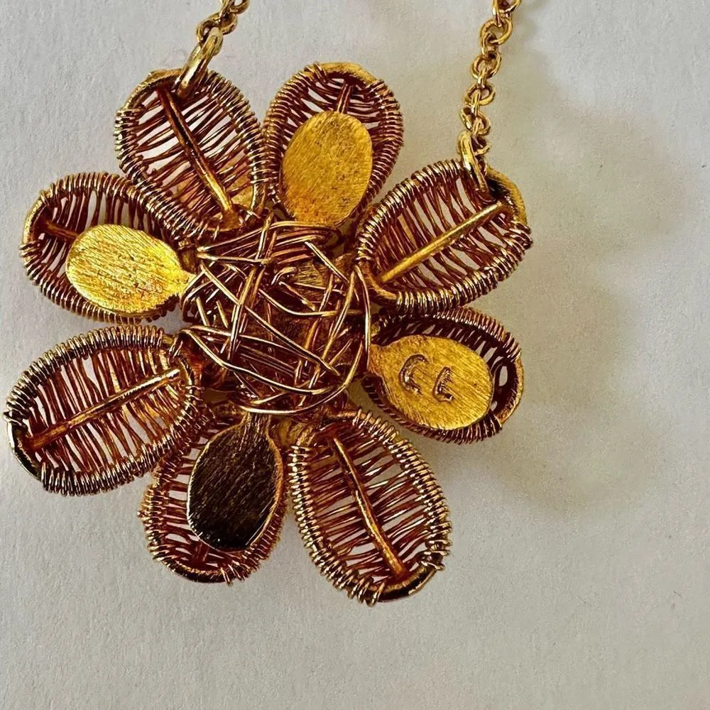 Claudia Lobao gold tone flower pendant necklace - Image 5