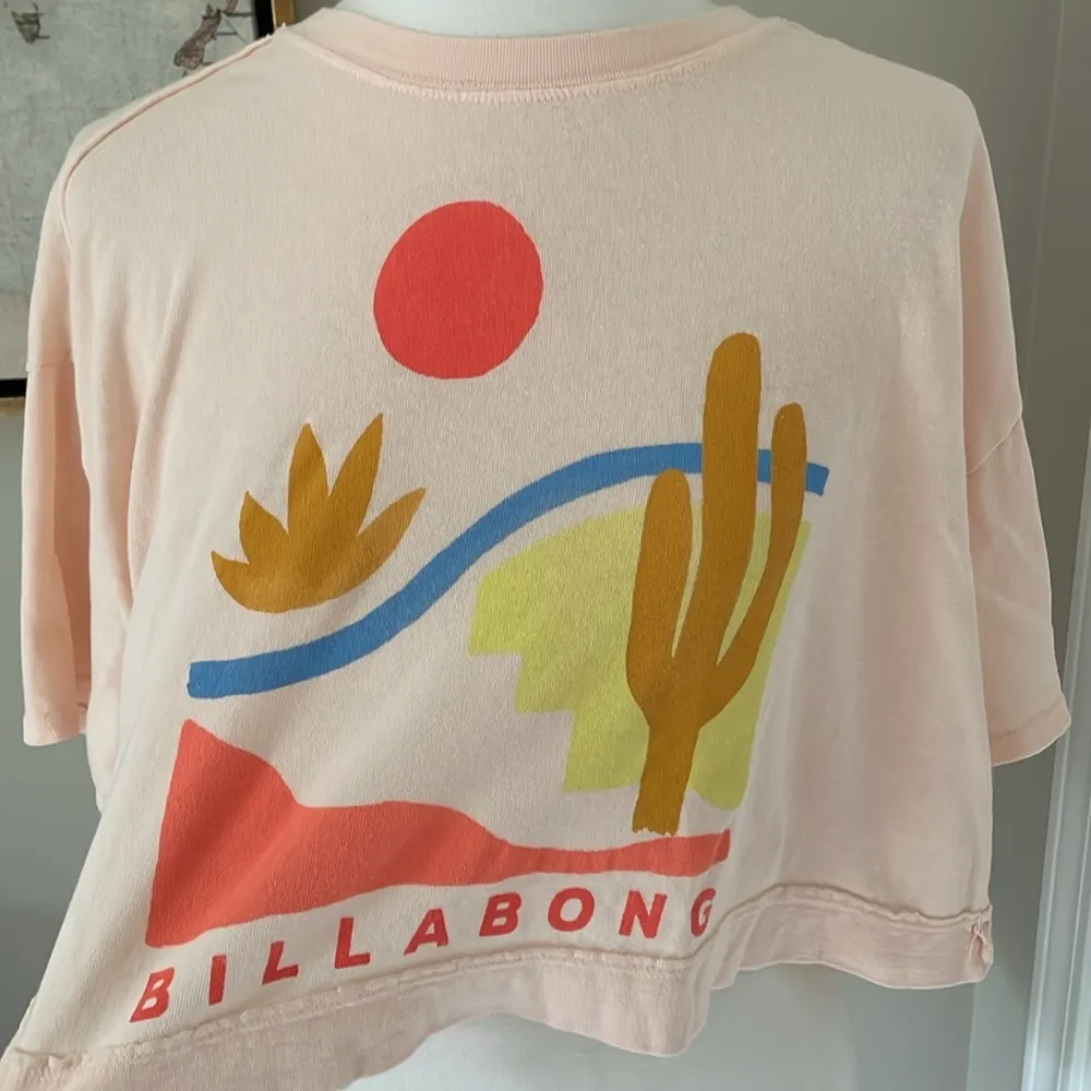 😍 Cutest Billabong Short Sleeve Graphic Crop Top - Image 4