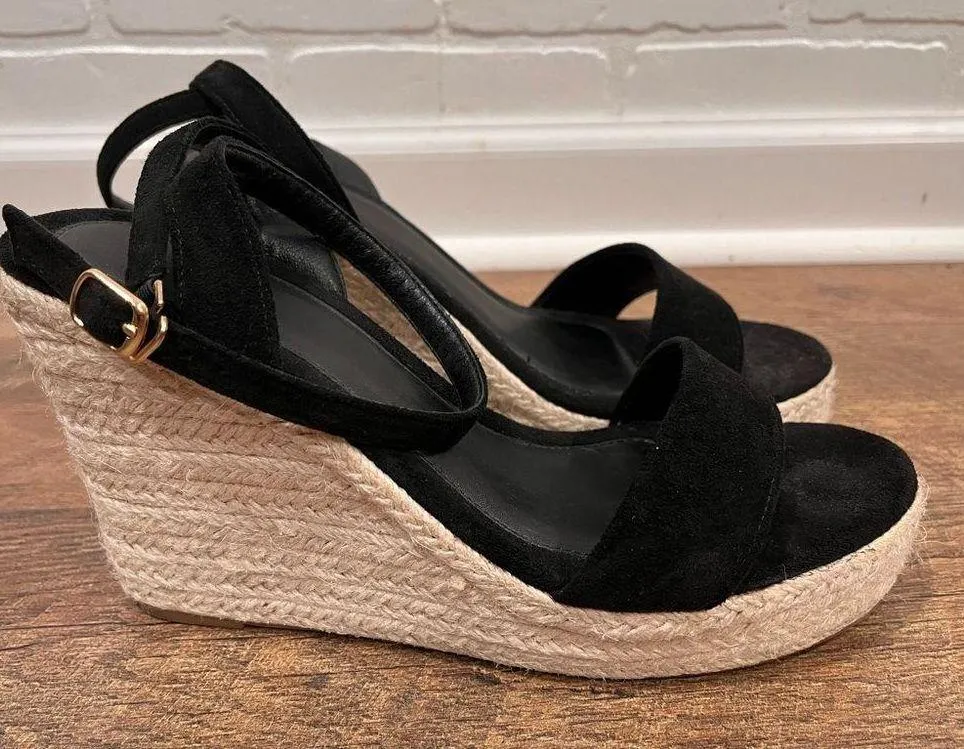 Black Wedges Size 8 🖤 Easy Buckle - Image 4