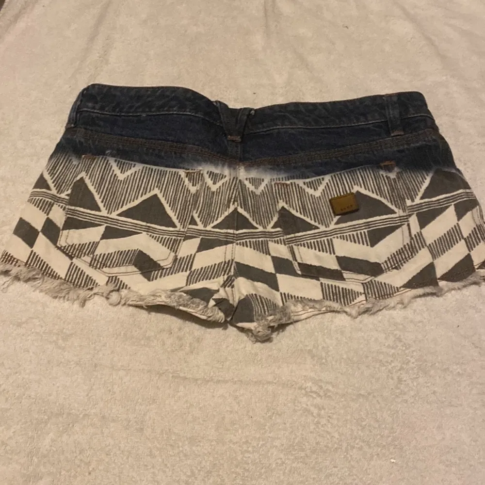 ROXY Distressed Frayed Denim Booty Skater Shorts Aztec​​​ - Image 3