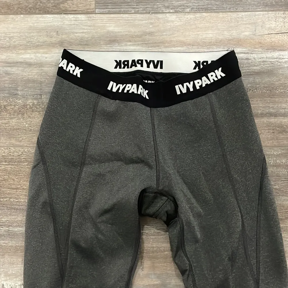 IVY PARK Grey I Logo Capri Leggings in Heather Gray elastic waistband Logo - Image 4