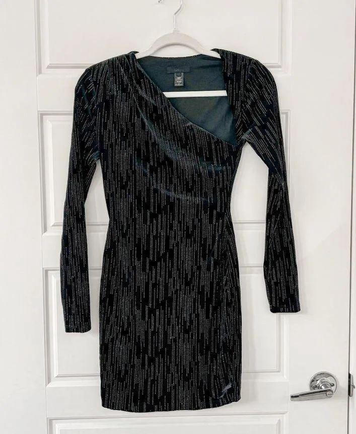 h:ours Revolve Flirt Black Velvet Dress - Image 3